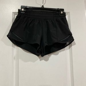 Lululemon lowrise 2.5 in black hotty hot shorts